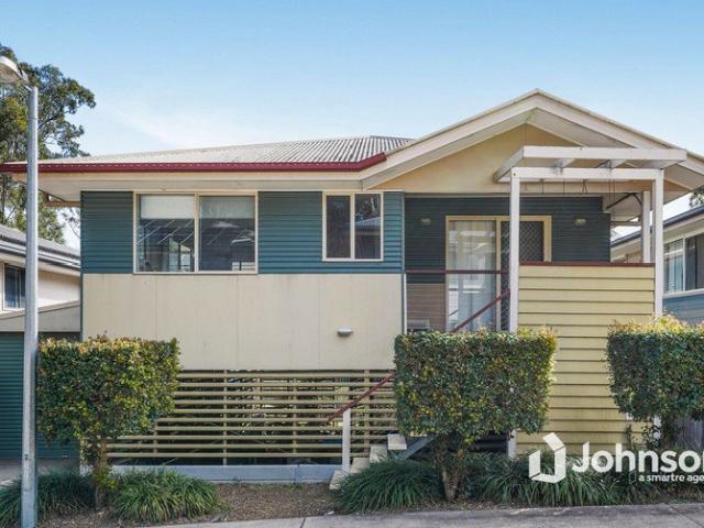 PEACEFUL BUSHLAND LIVING WITH A HUGE YARD & ENTERTAINER'S DECK
