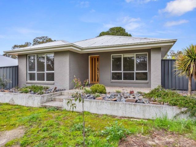 Peaceful Bushland Outlook, Modern Family Living