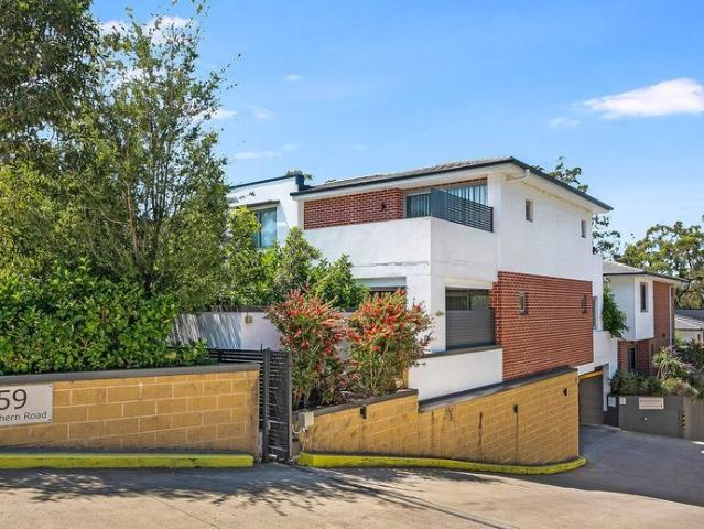 Peaceful Castle Hill Apartment for 55