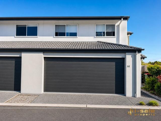 Peaceful complex, prime location, and a townhouse you'll love coming home to!