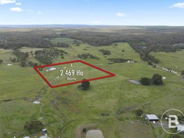 PEACEFUL COUNTRY LIFESTYLE ON EXPANSIVE ACREAGE