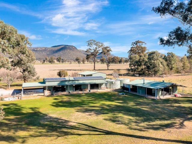 Peaceful Country Living with Separate Guest Cottage