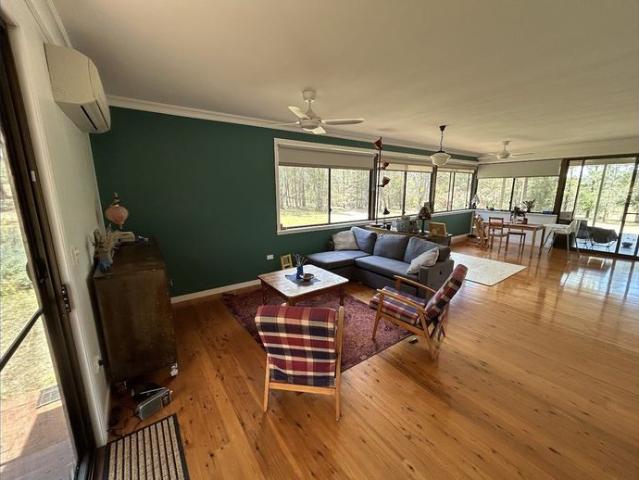 Country living with 20kW solar & large shed 7 minutes to Highfields services & schools