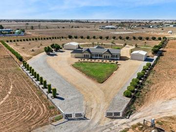 Peaceful Country Living with Space, Shedding & Endless Potential!