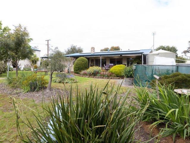 Peaceful Country Living on Expansive Grounds