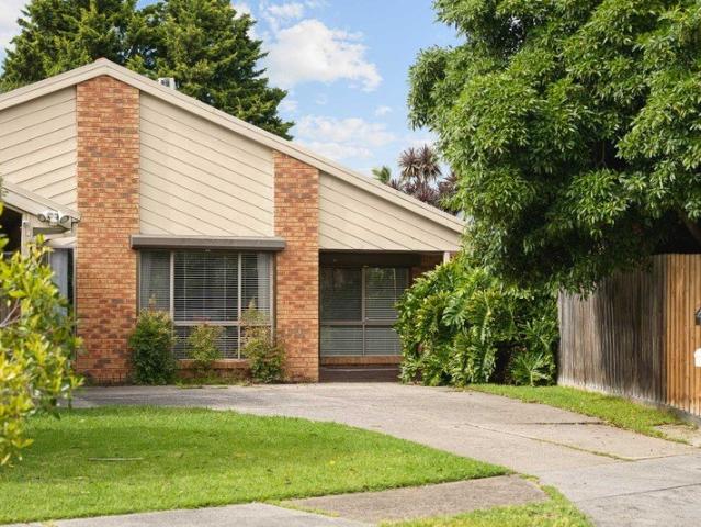 Peaceful Court Living with a Huge Private Backyard