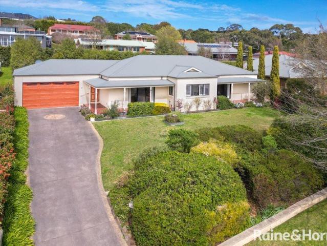 Peaceful Court Living with Macedon Ranges Views!
