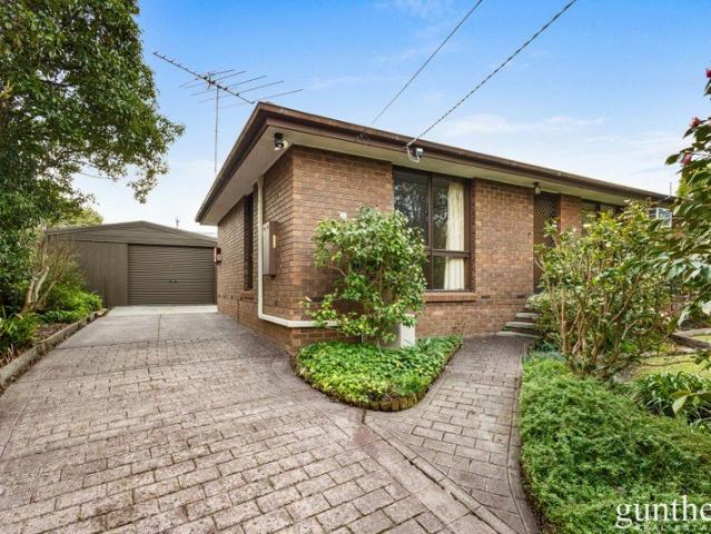 Peaceful Court Location with Town Views