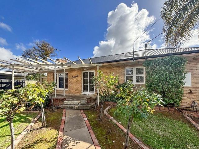 Peaceful Court Location, Close to Town Centre