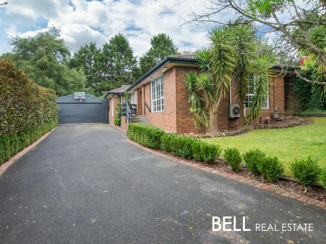 Peaceful Court Location & Huge Garage!