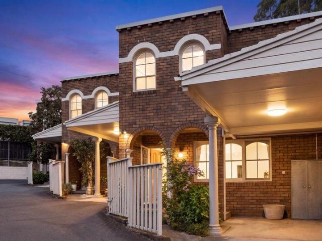 Peaceful classic townhouse of unmatched convenience