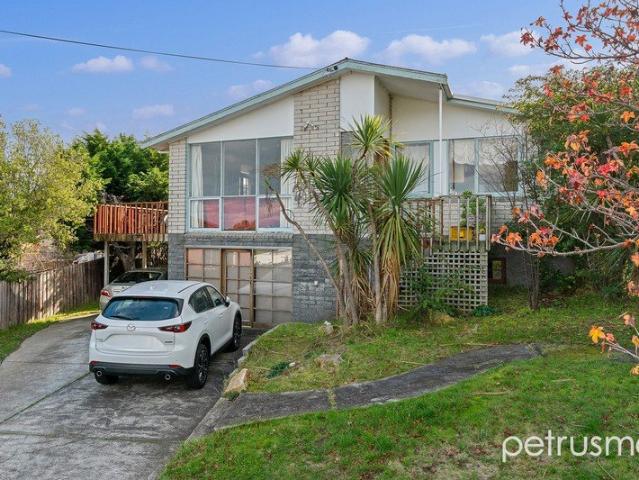Peaceful Cul de Sac Living with Water Views