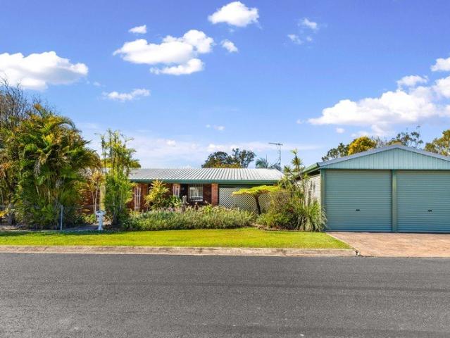 Peaceful Cul De Sac Living with Workshop & Double Garage
