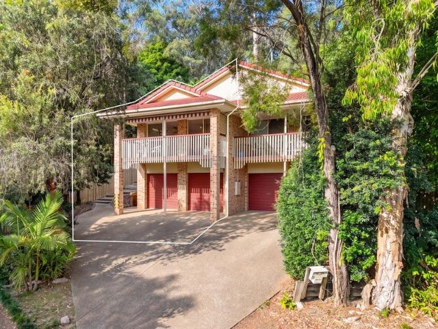 Peaceful Cul de Sac Living Surrounded by Nature, Just Minutes from Burleigh Beach
