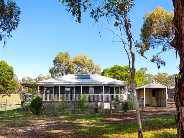 Peaceful edge of town living with bush & farmland views