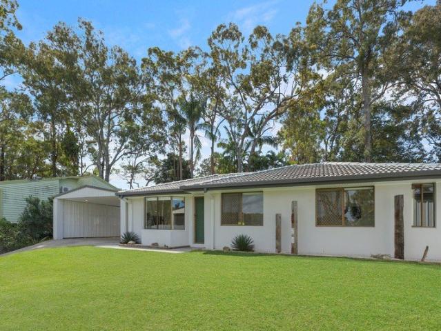 Peaceful, elevated entertainer in a quiet Currumbin Waters pocket
