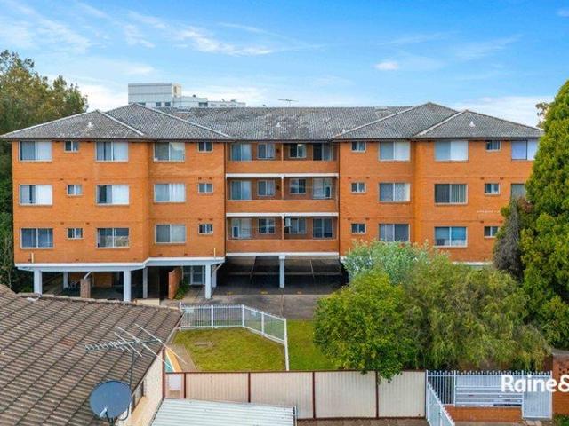 Peaceful Entry Level Residence in Prime Location!