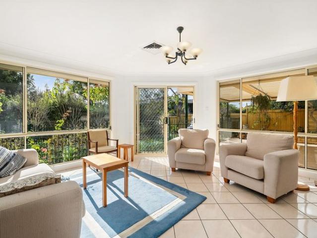 Peaceful Family Home with Pool, Walk to Station & Shops