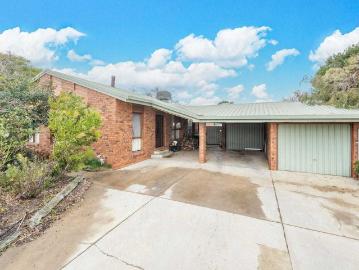 Peaceful Family Home Next to Parkland