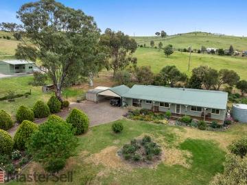 Peaceful family Home OVER 6 ACRES Is a Little Piece of AUSTRALIAN PARADISE