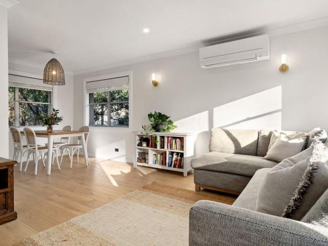 Peaceful Family Living Opposite Glenbrook Lagoon!