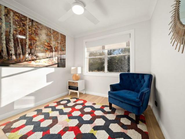 Peaceful Family Living Opposite Glenbrook Lagoon!