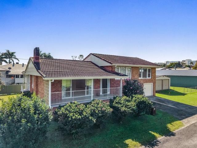 Peaceful Family Living by the Golf Course