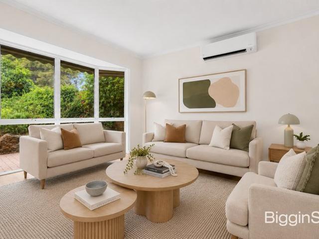 PEACEFUL FAMILY LIVING BACKING ONTO SCOTCHMAN'S CREEK TRAIL!