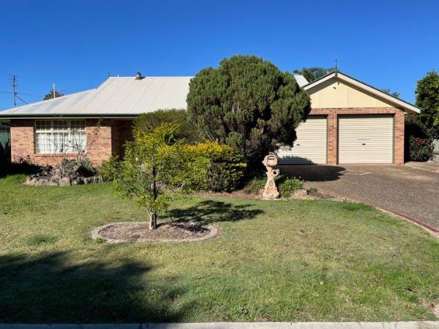 Peaceful Family Living in a Convenient Crows Nest Location