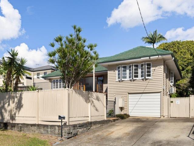Peaceful Family Living in a Parkside Cul de sac