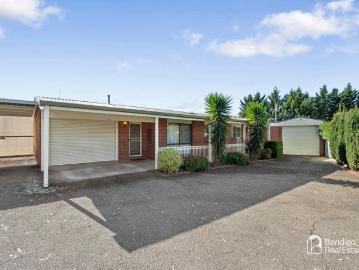 PEACEFUL FAMILY LIVING WITH SPACE AND POTENTIAL IN STRATHFIELDSAYE
