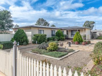 Peaceful Family Retreat with Entertaining Appeal in Morgan