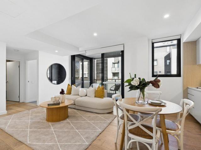 Peaceful fourth floor retreat in the heart of Beecroft