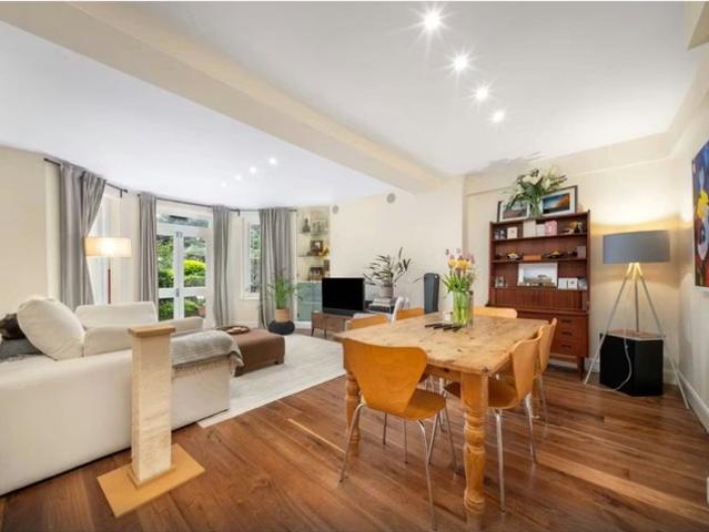 Peaceful Garden Flat in Holland Park September