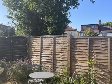 Peaceful garden flat in North London Has an Apartment