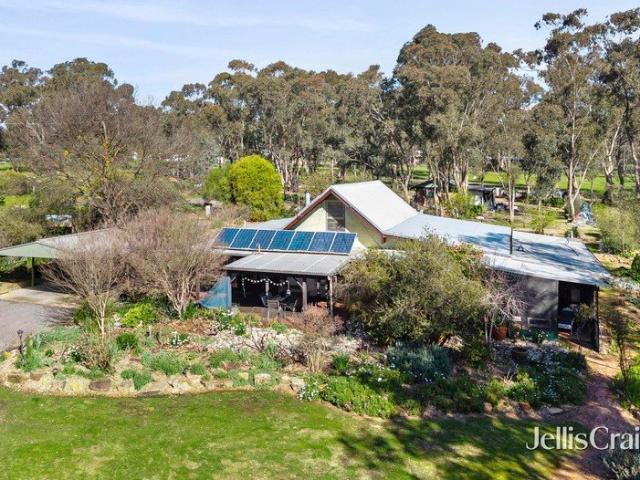 Peaceful garden setting, minutes' walk from town