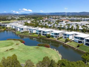 Peaceful Golf Course Escape in Exclusive Hope Island Resort