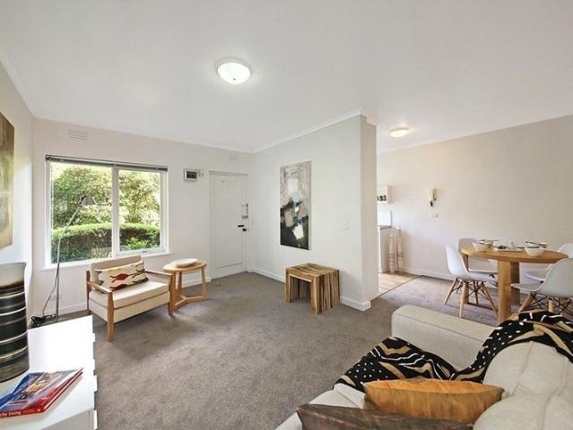 Peaceful Ground Floor Apartment in Leafy Setting