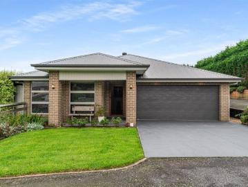 Peaceful Highlands Living with Space, Privacy & Rural Outlooks