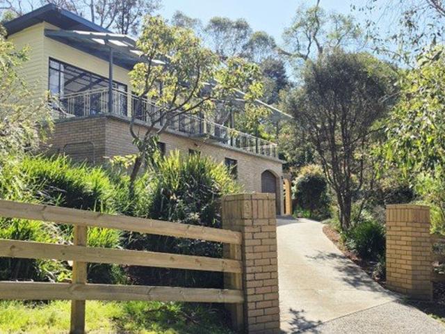 Peaceful Hills Living on 1,405m² with Stunning Ranges Views