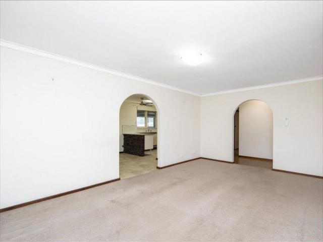 Peaceful Home: 4 Bed with Large Workshop