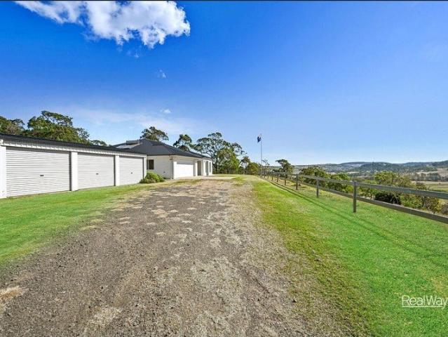 Peaceful Hodgson Vale Living with Exceptional Shedding