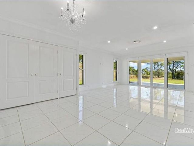 Peaceful Hodgson Vale Living with Exceptional Shedding