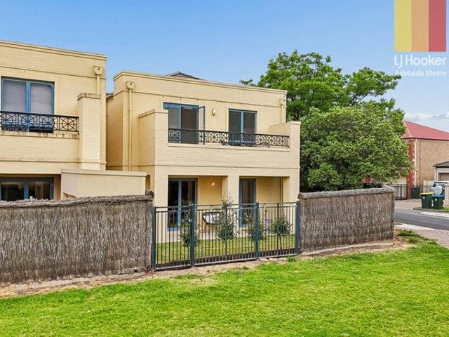 Peaceful Lakeside Living with Park Access