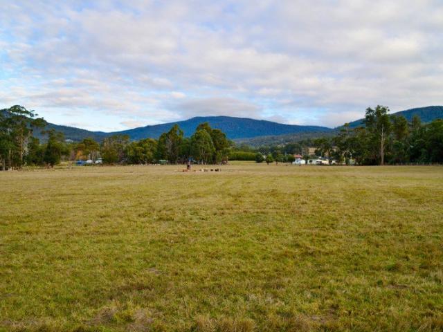 Peaceful Lifestyle Acreage in Sought After Lachlan
