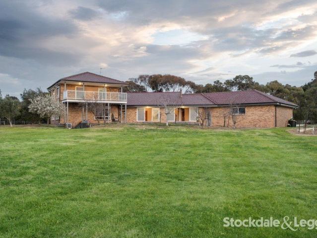 Peaceful Lifestyle Property With Incredible Bay Views