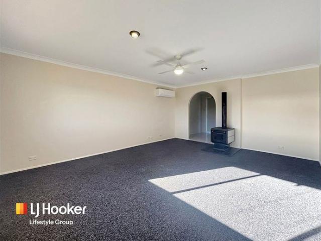 Peaceful Living with a Huge Backyard in the Heart of The Oaks