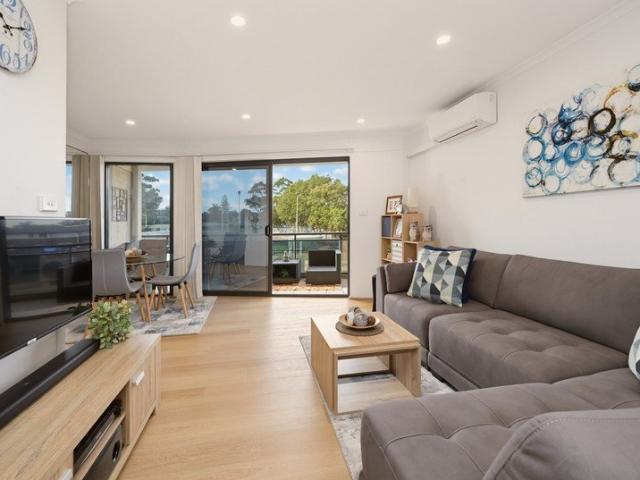 Peaceful Living with an Expansive Entertainer's Terrace