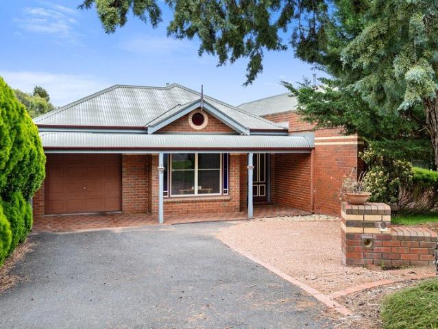 Peaceful, Low Maintenance Living in the Heart of Strathdale