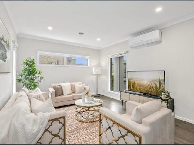 Peaceful Modern Living Beside Davies Reserve